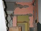 Mnohé zdevastované domy v Pedlicích zstávají voln pístupné. Zlodji kov je