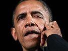 Dojatý Barack Obama si utírá slzu pi svém posledním pedvolebním mítinku.