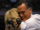 Mitt Romney objímá manelku Ann pi závreném mítinku v  Manchesteru v New