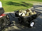 Lehký plastový traktorový vozík má nosnost 150 kg.