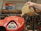 Do vtiny motor pro sekaky patí pl litru oleje.