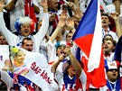 FANDNÍ V HLEDITI. Diváci povzbuzují eské tenistky ve finále Fed cupu v Praze