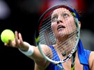 PODÁNÍ. Petra Kvitová servíruje ve finále Fed cupu v utkání proti Jelen