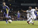 DRUHÁ TREFA. Jermain Defoe, útoník Tottenhamu (vpravo), stílí svj druhý gól