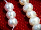 Kvalitní perly (vlevo) musí být kulaté, krásn lesklé a vechny se stejnou...