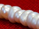 Levné nekvalitní perly lze poznat na první pohled podle tvaru.