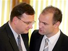 Petr Neas a Ivan Langer debatují v Poslanecké snmovn. (1. listopadu 2005)