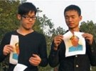 íntí aktivisté trhají portréty Mao Ce-tunga