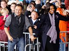Zpvák Bruce Springsteen doprovodil Michelle Obamovou na pódium v Des Moines....
