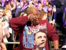 ena v Chicagu si utírá slzy tstí z vítzství Baracka Obamy v prezidentských