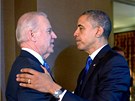 Americký prezident Barack Obama a viceprezident Joe Biden oslavují vítzství v