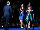 Michelle Obamová s dcerami Maliou (vlevo) a Sashou blahopejí Barackovi Obamovi...
