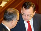 Premiér Petr Neas hovoí s ministrem financí Miroslavem Kalouskem v Poslanecké