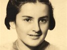 trnáctiletá Zdenka Stiasná ped odjezdem z ech do Dánska, podzim 1939. Snímek