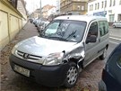 Ve vábkách v praské Libni se srazil peugeot s policejním autem, které jelo se