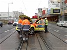 V záchranáském aut se zranili dva lidé, cestující z tramvaje jsou v poádku