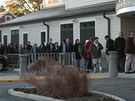 Ped volební místností v Belmontu se stála fronta. (6. listopadu 2012)