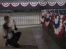 Dlník pipravuje podium pro projev Baracka Obamy v Chicagu. (6. listopadu 2012)