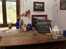 Ve vejminku statku stojí starý stl s psacím strojem. Jirous psal klasicky,