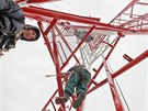 Technici skládají stožár jako dětskou stavebnici. Pokud nebude příliš foukat,