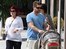 Sharon Osbourne na procházce se synem a vnukou Pearl