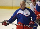 Trenér Tom Rowe na tréninku hokejist Jaroslavle ve Zlín 