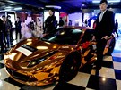 Toto zlaté Ferrari, které se objevilo na svatebním veletrhu Weding Expo v...
