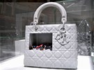 Umlci si vzali do parády kabelkovou ikonu "Lady Dior Bag", kterou obdrela...