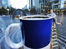 Do nejvtího hrnku na kávu, který stojí v Londýn, se vejde 13 tisíc litr...