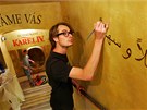 Grafik a písmomalí David Hudeek, zdobí stny arabským nápisem "Vítáme vás"....