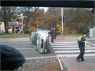 Nehoda policejního auta na Plzeské ulici