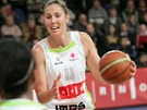 Brnnská basketbalistka Nicole Ohldeová prochází krakovskou obranou.