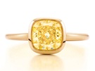lutý diamant poltákovitého tvaru zasazený do 18karátového lutého zlata