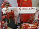 Fernando Alonso dohlíí na pípravu svého ferrari.