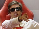 Fernando Alonso diriguje pípravu svého ferrari.