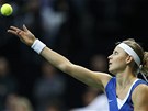 eská tenistka Lucie afáová na podání proti Jelen Jankoviové ze Srbska.