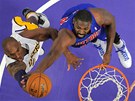 Kobe Bryant (vlevo) z LA Lakers zakonuje, brání ho Jason Maxiell z Detroitu.