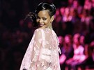 Pehlídka Victoria's Secret 2012 - zpvaka Rihanna 