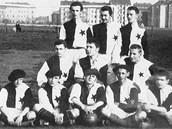 První fotbalová jedenáctka SK Slavie v roce 1896 v tradičním dresu a v