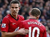 NIC SI Z TOHO NEDLEJ. Robin van Persie (vlevo) ukliduje Waynea Rooneyho po