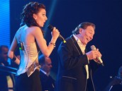 Ozdobou veera byla i zpvaka Dasha, kter si s Karlem Gottem zazpvala duet...