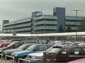 Šestipodlažní parkoviště na ruzyňském letišti