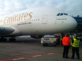 Letadlo spolenosti Emirates na praskm letiti.