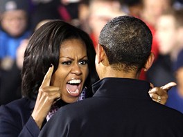 Michelle Obamov se zdrav se svm manelem pi mtinku v Des Moines. (6....