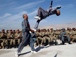 SALTO VZAD. lenové Afghánské místní policie (ALP) ukazují své dovednosti bhem...