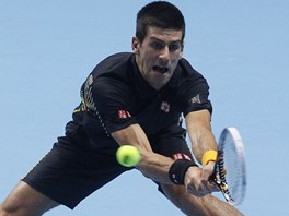 Srbsk tenista Novak Djokovi v duelu Turnaje mistr s Britem Andym Murraym.