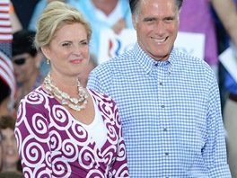 Ann Romneyová s oblibou nosí výrazné náhrdelníky, svým stylem oblékání vak...