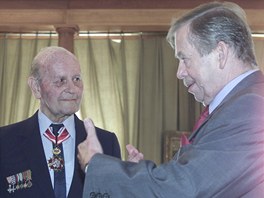 Prezident Vclav Havel v roce 1996 vyznamenal generla Vladimra Nease dem