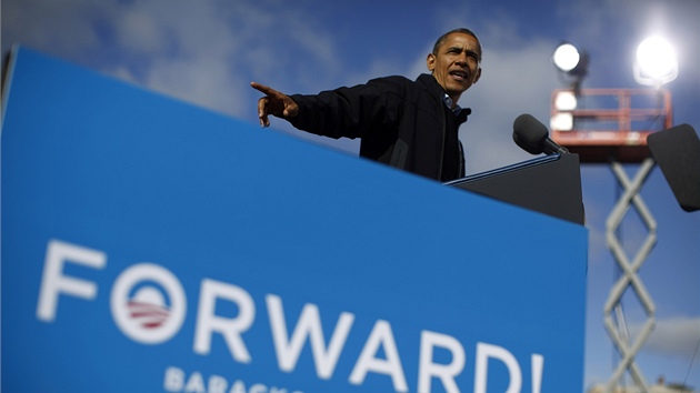 Kupedu! Americk prezident Barack Obama agituje ve mste Concord ve stt New Hampshire (4. listopadu 2012)
