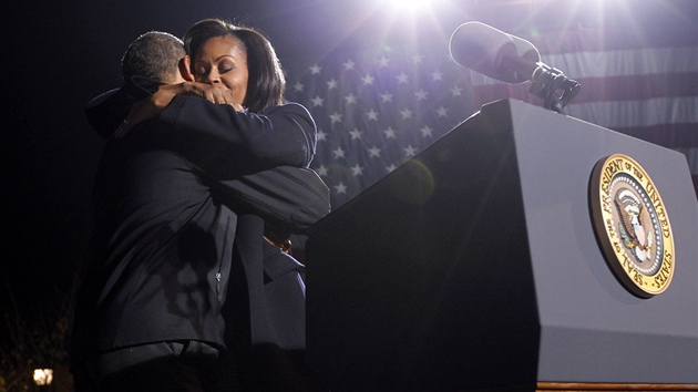 Barack Obama se svoj manelkou Michelle na poslednm demokratickm mtinku v Des Moines ve stt Iowa (5. listopadu 2012)